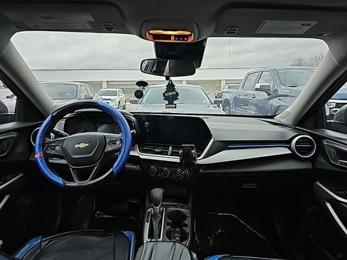 Used 2025 Chevrolet Trax LS w/ LS Convenience Package image 4