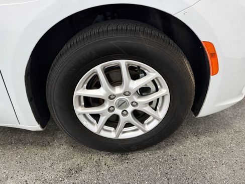 Used 2024 Chrysler Pacifica Touring-L FWD image 27