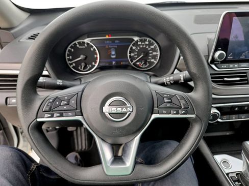 Used 2025 Nissan Altima 2.5 SV FWD image 12