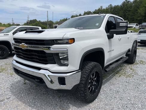 Used 2024 Chevrolet Silverado 2500 LT AWD/4WD image 3