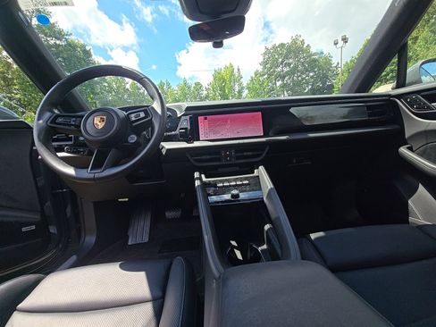 Used 2025 Porsche Macan Electric RWD image 3