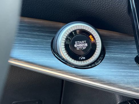 Used 2024 Jeep Wagoneer Series II w/ Flexible Seating Group image 24