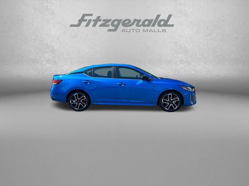 Used 2025 Nissan Sentra SR FWD image 9