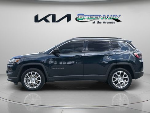 Used 2024 Jeep Compass Latitude AWD/4WD image 3