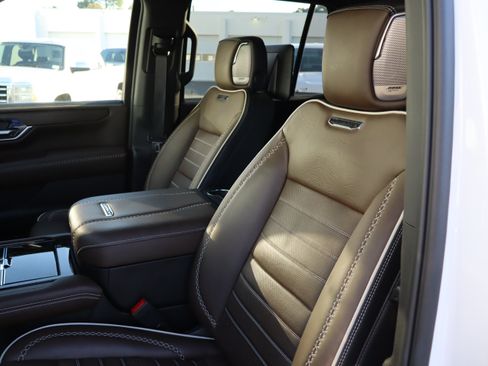 Used 2025 GMC Yukon Denali Ultimate AWD/4WD image 19