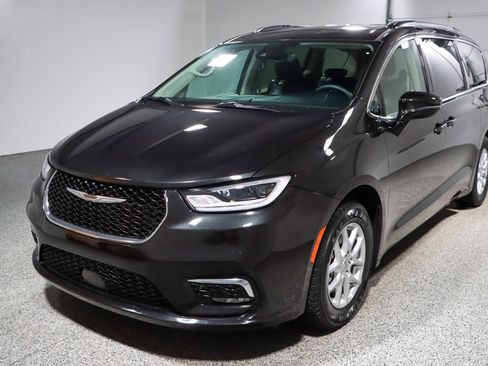 Used 2022 Chrysler Pacifica Touring-L image 32