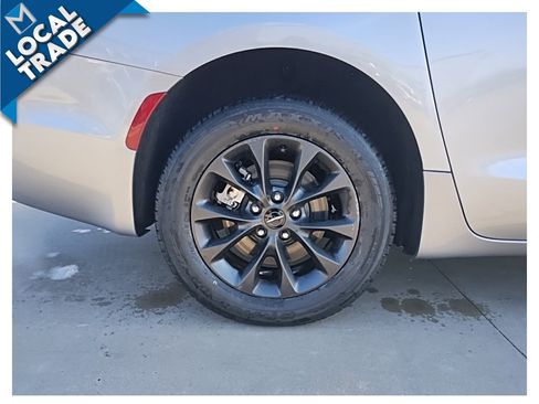 Used 2021 Chrysler Pacifica Limited w/ S Appearance Package image 16