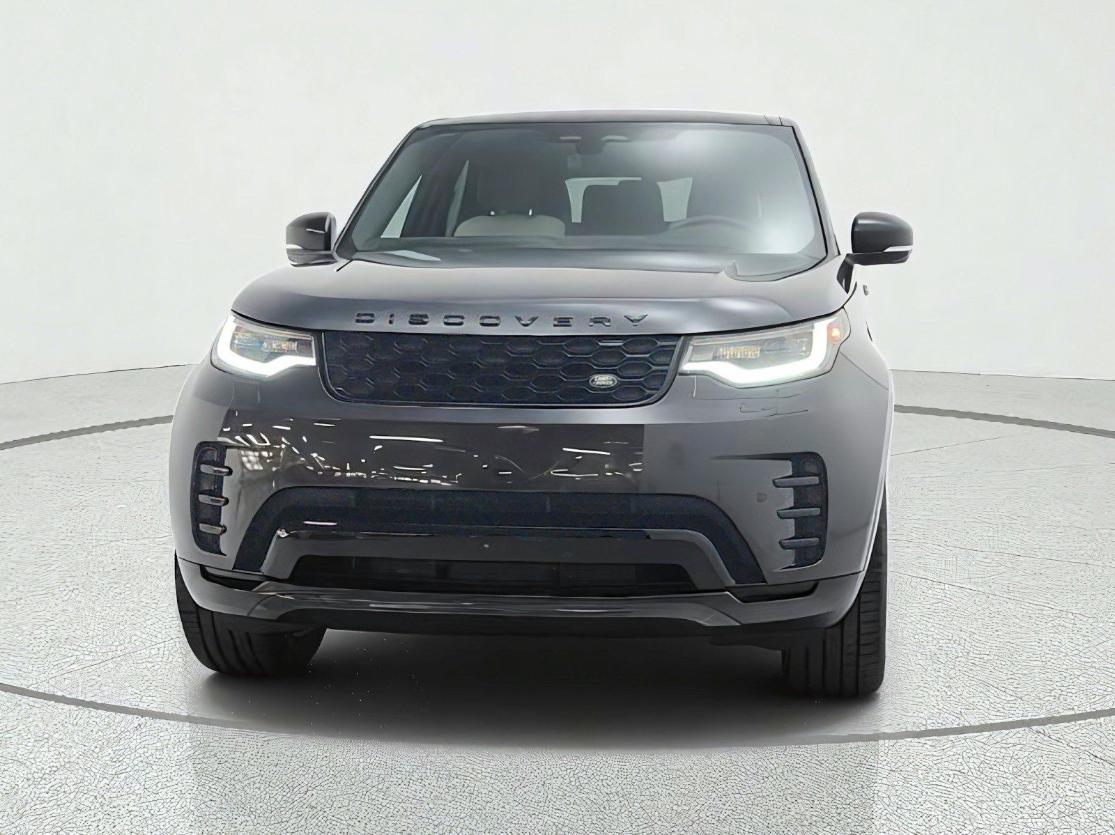 Used 2024 Land Rover Discovery Dynamic SE AWD/4WD image 2