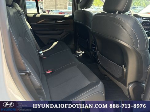 Used 2025 Jeep Grand Cherokee Laredo RWD image 14