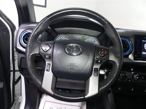 Used 2018 Toyota Tacoma TRD Sport AWD/4WD image 26