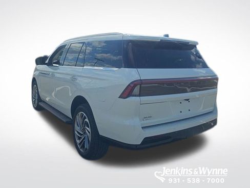 New 2026 Lincoln Navigator Premiere AWD/4WD image 2