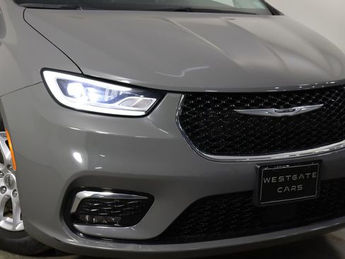 Used 2023 Chrysler Pacifica Touring-L image 42