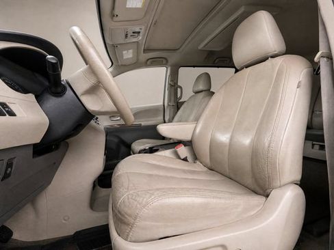 Used 2012 Toyota Sienna XLE w/ Entertainment Pkg FWD image 13