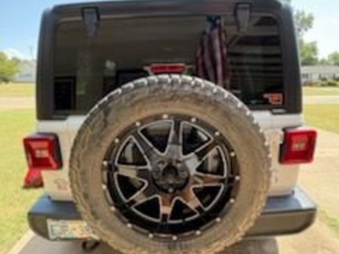 Used 2018 Jeep Wrangler Unlimited Sahara AWD/4WD image 12