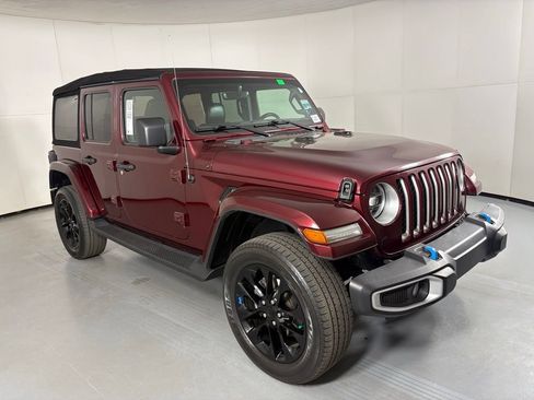 Used 2022 Jeep Wrangler Unlimited Sahara image 2