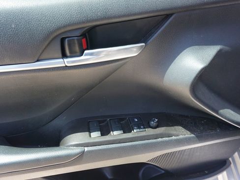 Used 2022 Toyota Camry SE FWD image 4
