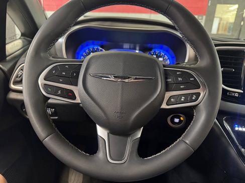Used 2025 Chrysler Pacifica Select FWD image 9
