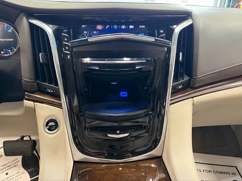 Used 2017 Cadillac Escalade ESV Luxury image 25