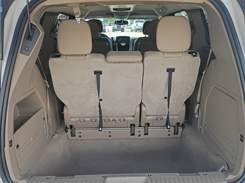 Used 2016 Chrysler Town & Country Touring FWD image 25