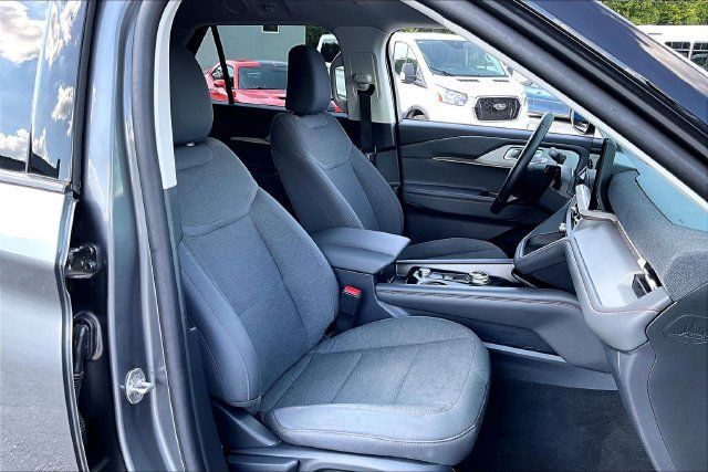 Used 2025 Ford Explorer Active RWD image 7
