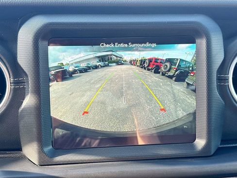 Used 2022 Jeep Wrangler Unlimited Sahara w/ Cold Weather Group AWD/4WD image 15