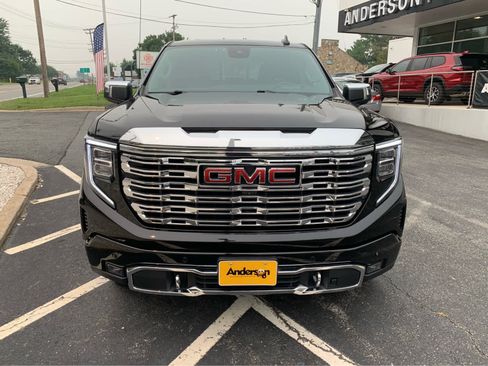 Used 2023 GMC Sierra 1500 Denali w/ Technology Package AWD/4WD image 2