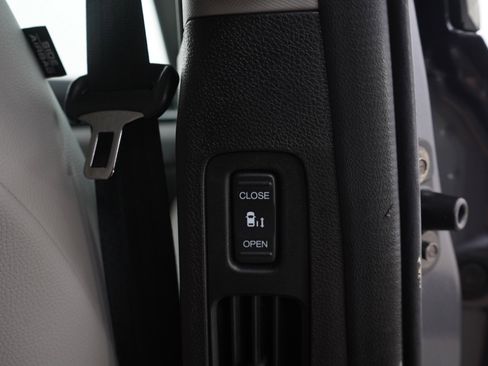 Used 2018 Honda Odyssey EX-L image 18