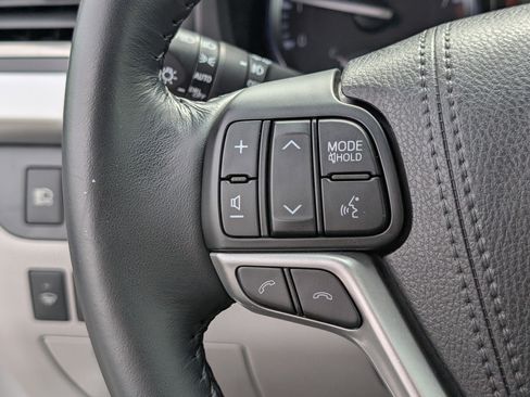 Used 2018 Toyota Highlander XLE image 24