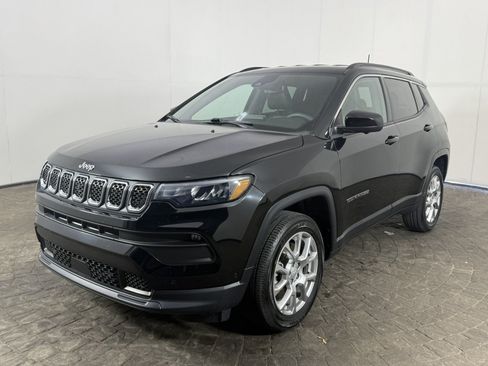 Used 2023 Jeep Compass Latitude AWD/4WD image 3