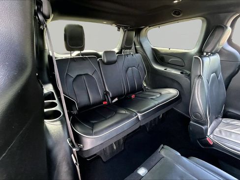 Used 2025 Chrysler Pacifica Limited FWD image 18