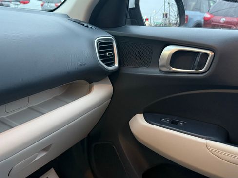 Used 2020 Hyundai Venue image 44