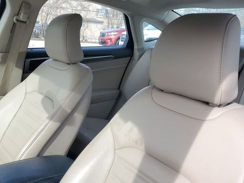 Used 2017 Ford Fusion SE w/ Fusion SE Technology Package image 19