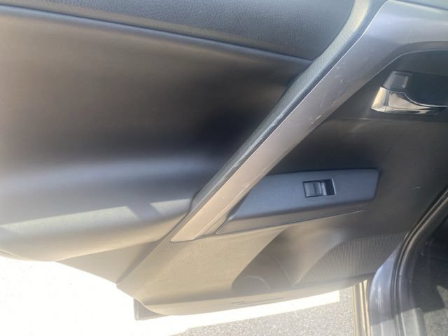 Used 2018 Toyota RAV4 XLE AWD/4WD image 12