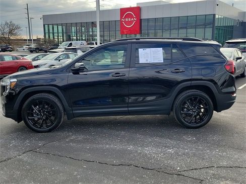 Used 2024 GMC Terrain SLE w/ Elevation Edition image 4