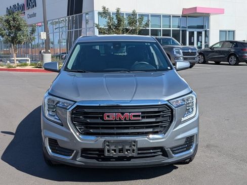 Used 2024 GMC Terrain SLE FWD image 2