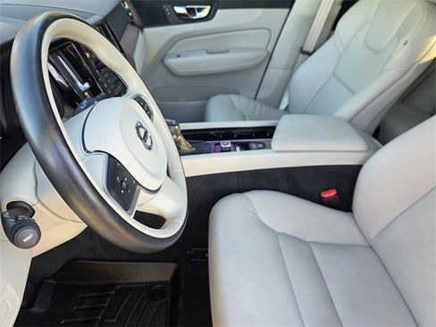 Used 2021 Volvo XC60 T5 Momentum w/ Premium Package image 10
