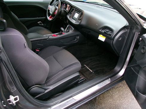 Used 2015 Dodge Challenger R/T image 11