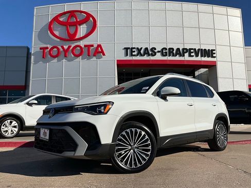 Used 2025 Volkswagen Taos SE image 2