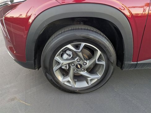 Used 2025 Chevrolet Trax LT w/ LT Convenience Package image 13