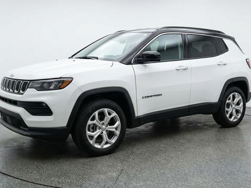 Used 2025 Jeep Compass Latitude image 3