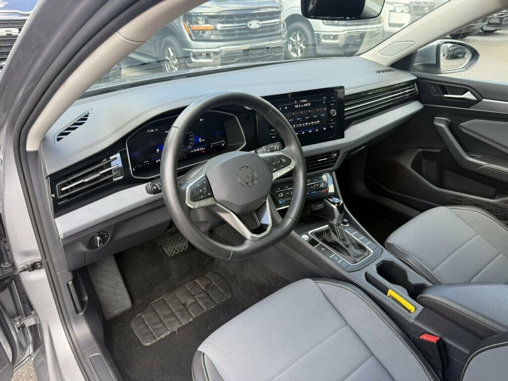 Used 2026 Volkswagen Jetta SE FWD image 3