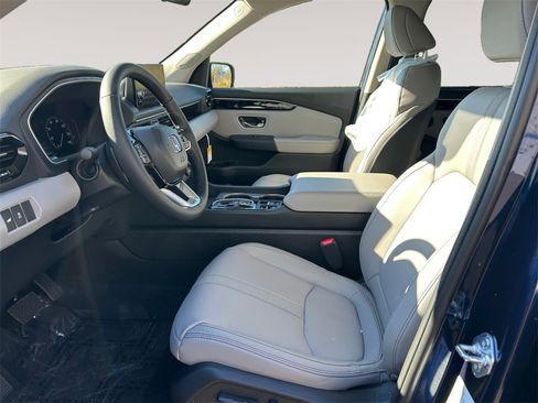 New 2025 Honda Pilot Touring image 9