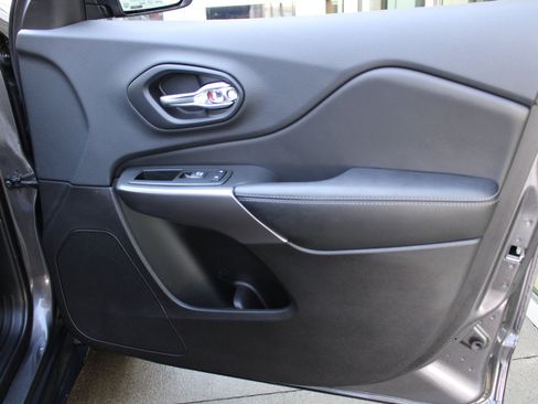 Used 2019 Jeep Cherokee Limited w/ Luxury Group image 23