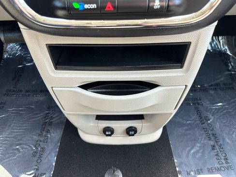 Used 2019 Dodge Grand Caravan SE w/ UConnect Hands-Free Group FWD image 34