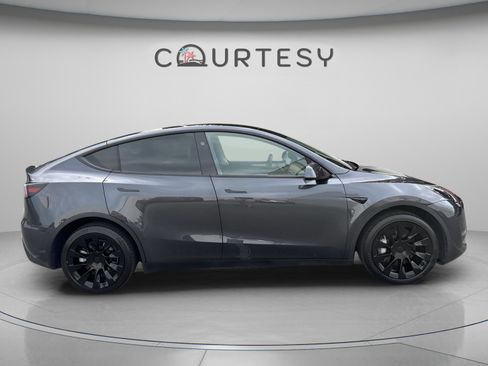 Used 2025 Tesla Model Y Long Range RWD image 8