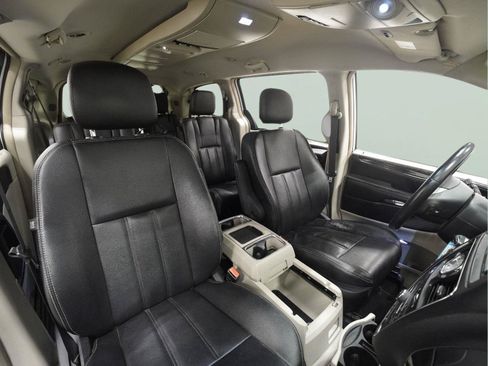 Used 2016 Chrysler Town & Country Touring FWD image 16