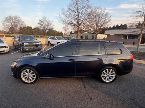 Used 2017 Volkswagen Golf SE image 16