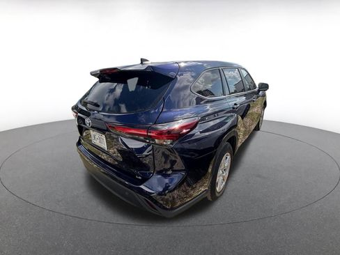 Used 2025 Toyota Highlander LE FWD image 8