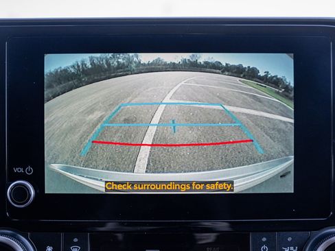 Used 2024 Toyota Highlander LE image 32