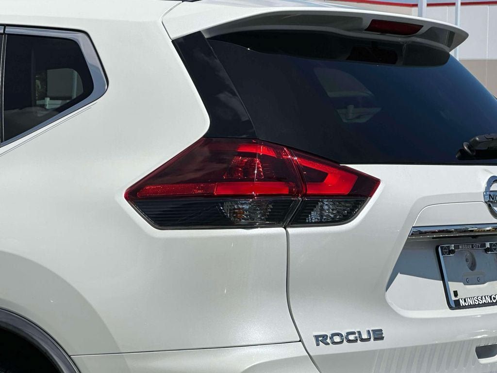 Used 2018 Nissan Rogue SV AWD/4WD image 9